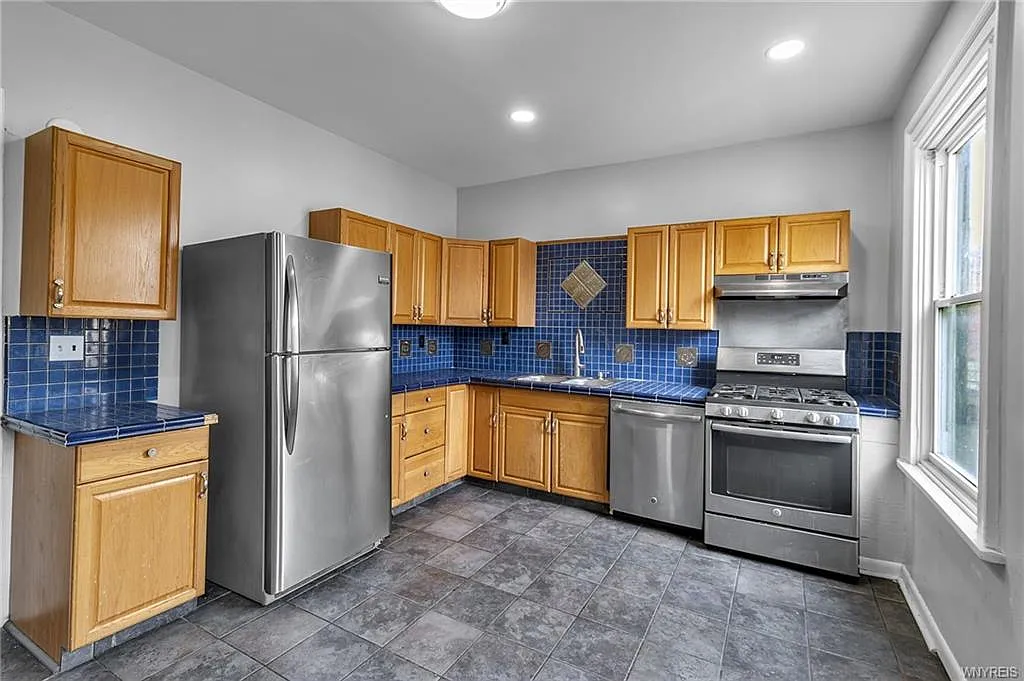 3 bed, $2,000 — Photo 3