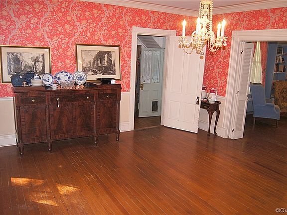 5th image of 207 College Ave