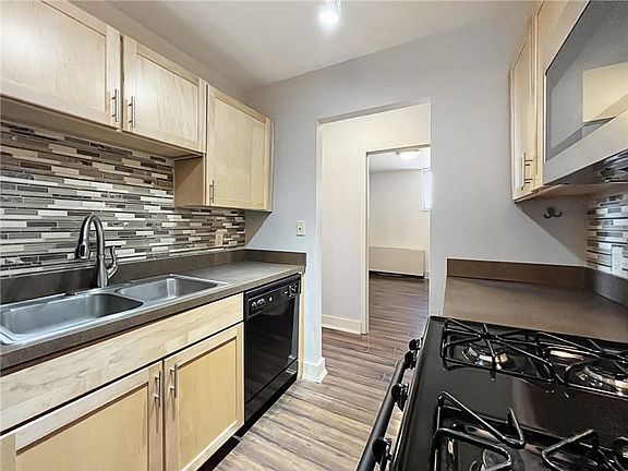 4th image of 600 E 8th St Unit J2