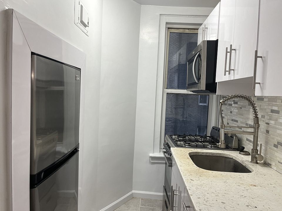 2nd image of 309 W 57th St APT 801