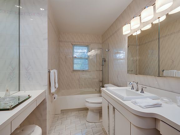 4th image of 10 Zoranne Dr
