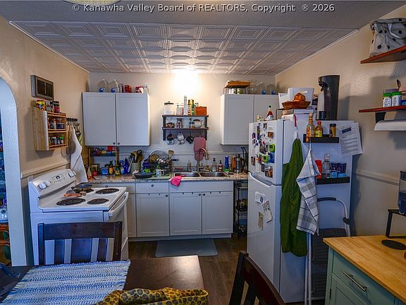 4th image of 211 4th Ave