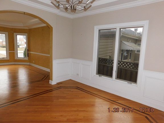 5th image of 554 S Hillcrest Ave