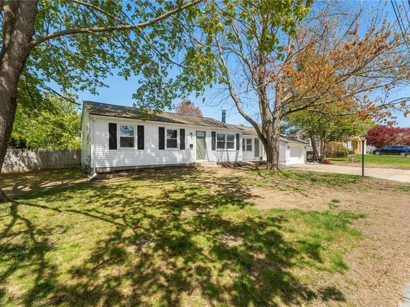 28 Stoneham Dr, Woonsocket, RI 02895