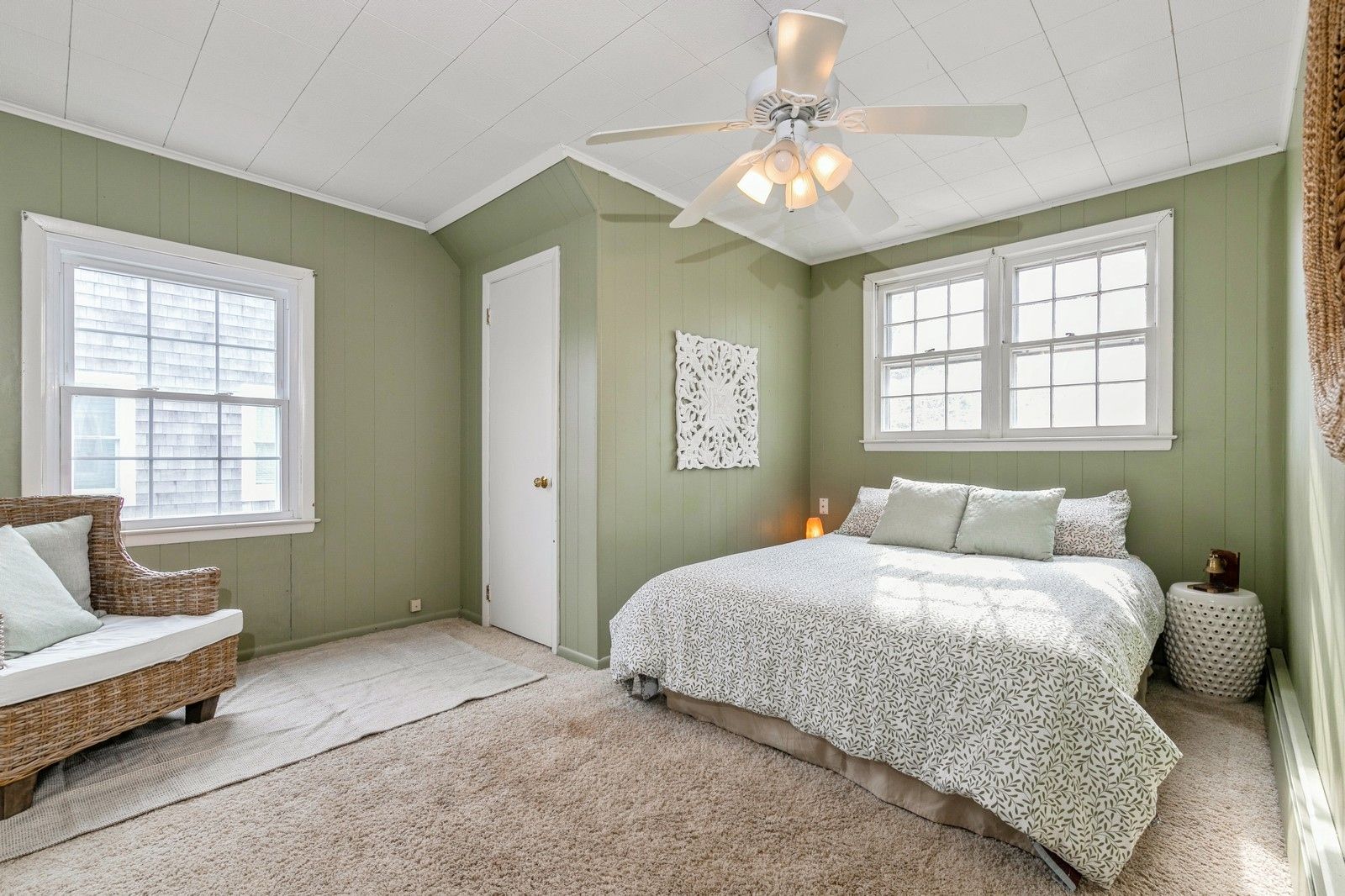  2nd floor bedroom with queen bed.