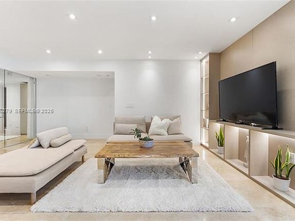 5th image of 2301 Collins Ave #1011-1012