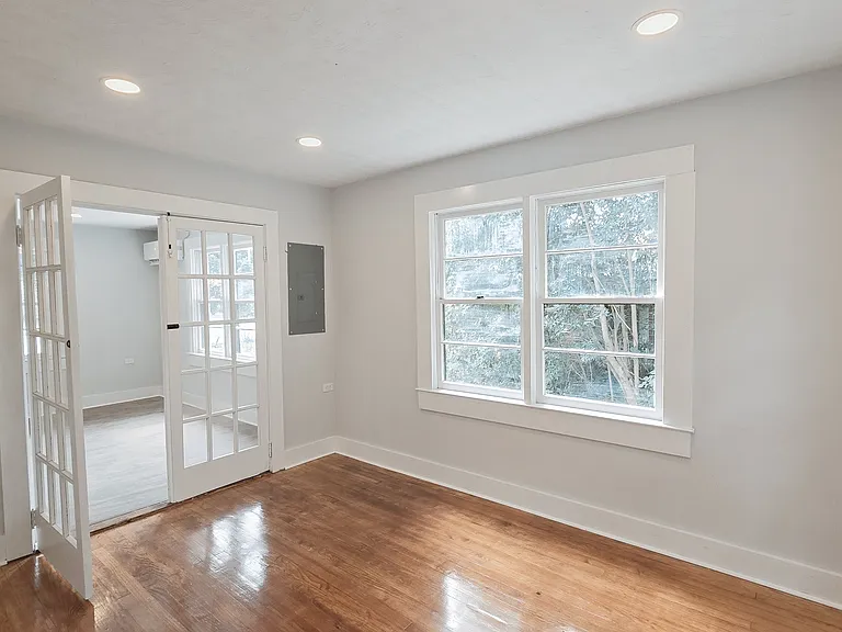 338 S Locust Ave — Photo 8