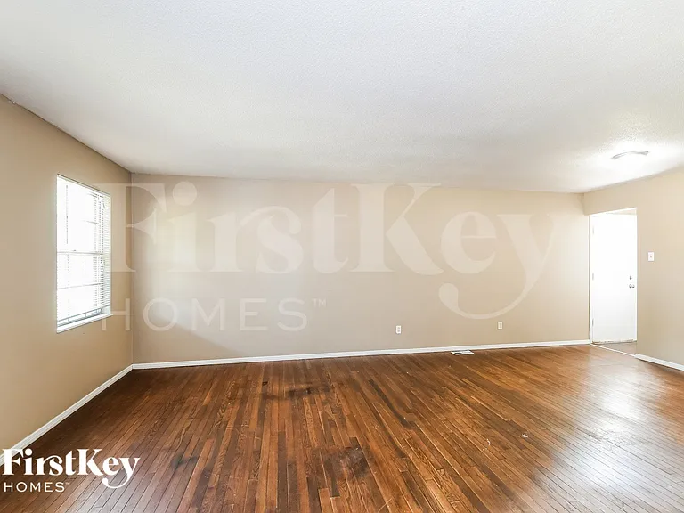 2030 E Humes Ln — Photo 3