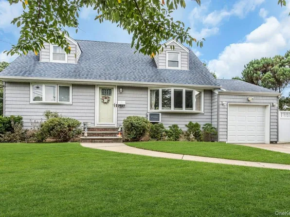 8 N Summit Drive, Massapequa, NY 11758