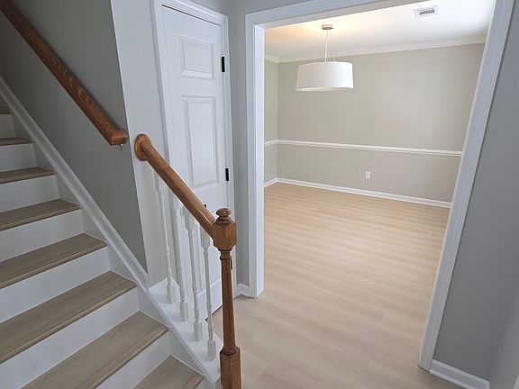 5th image of 614 Summerhill Dr
