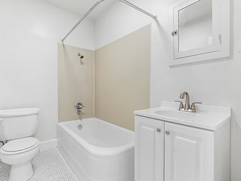 2128 SE Hawthorne Blvd - Caldwell Apartments — Photo 7