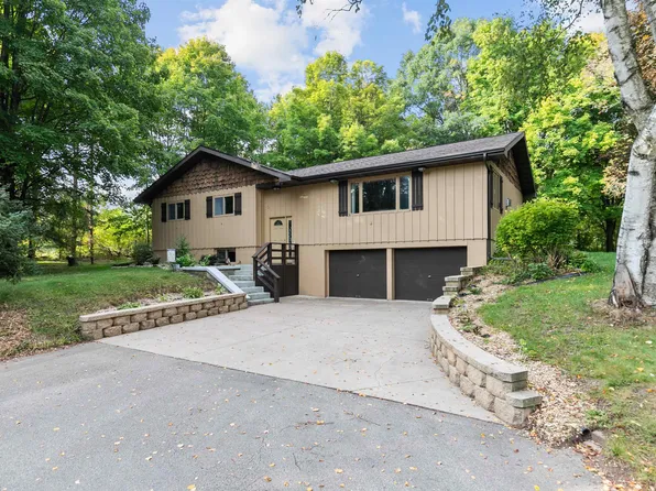 E9671 Mulroy Rd, New London, WI 54961