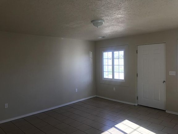 5th image of 606 E Maloney Ave