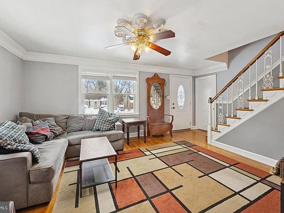 4th image of 933 Greenbriar Ln