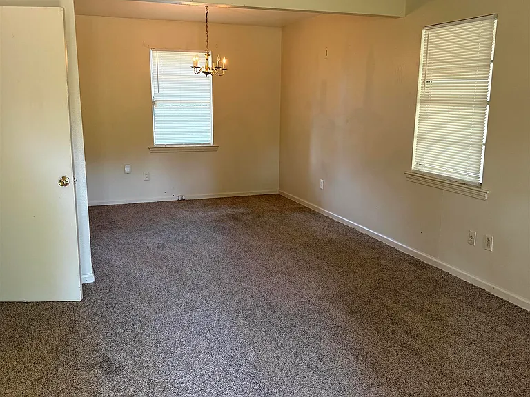 1617 Leigh Dr — Photo 2