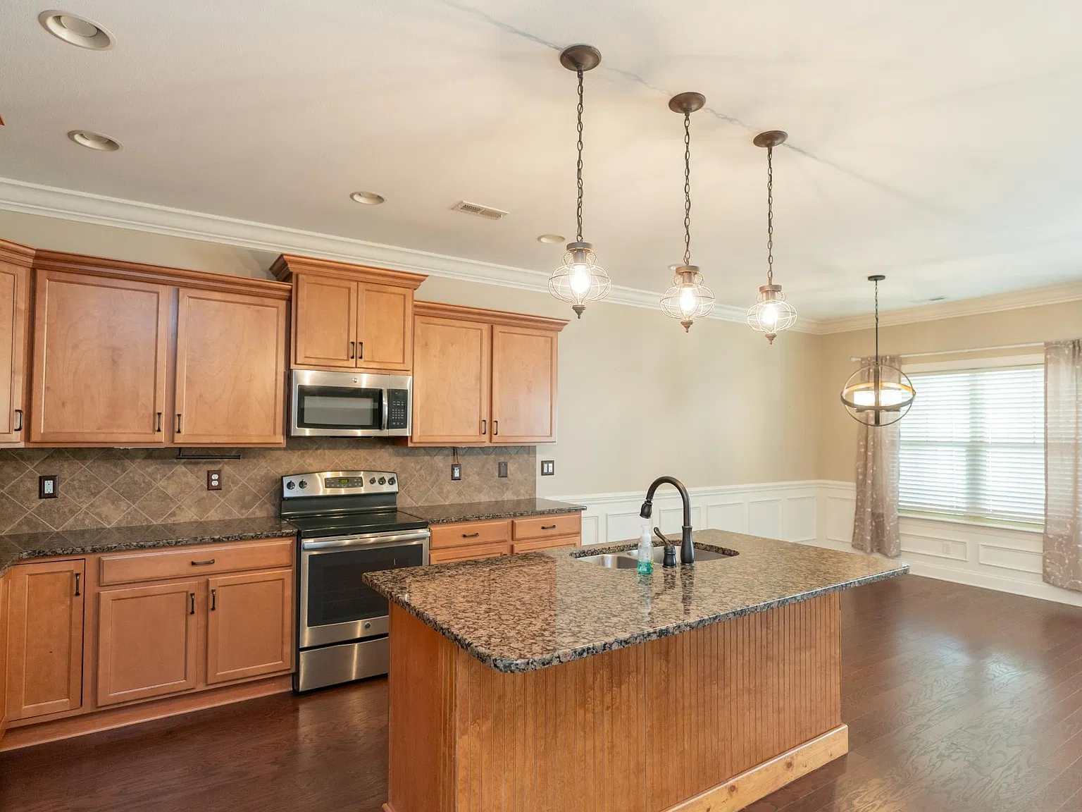 3 bed, 1902 sqft, $2,600 — Photo 4