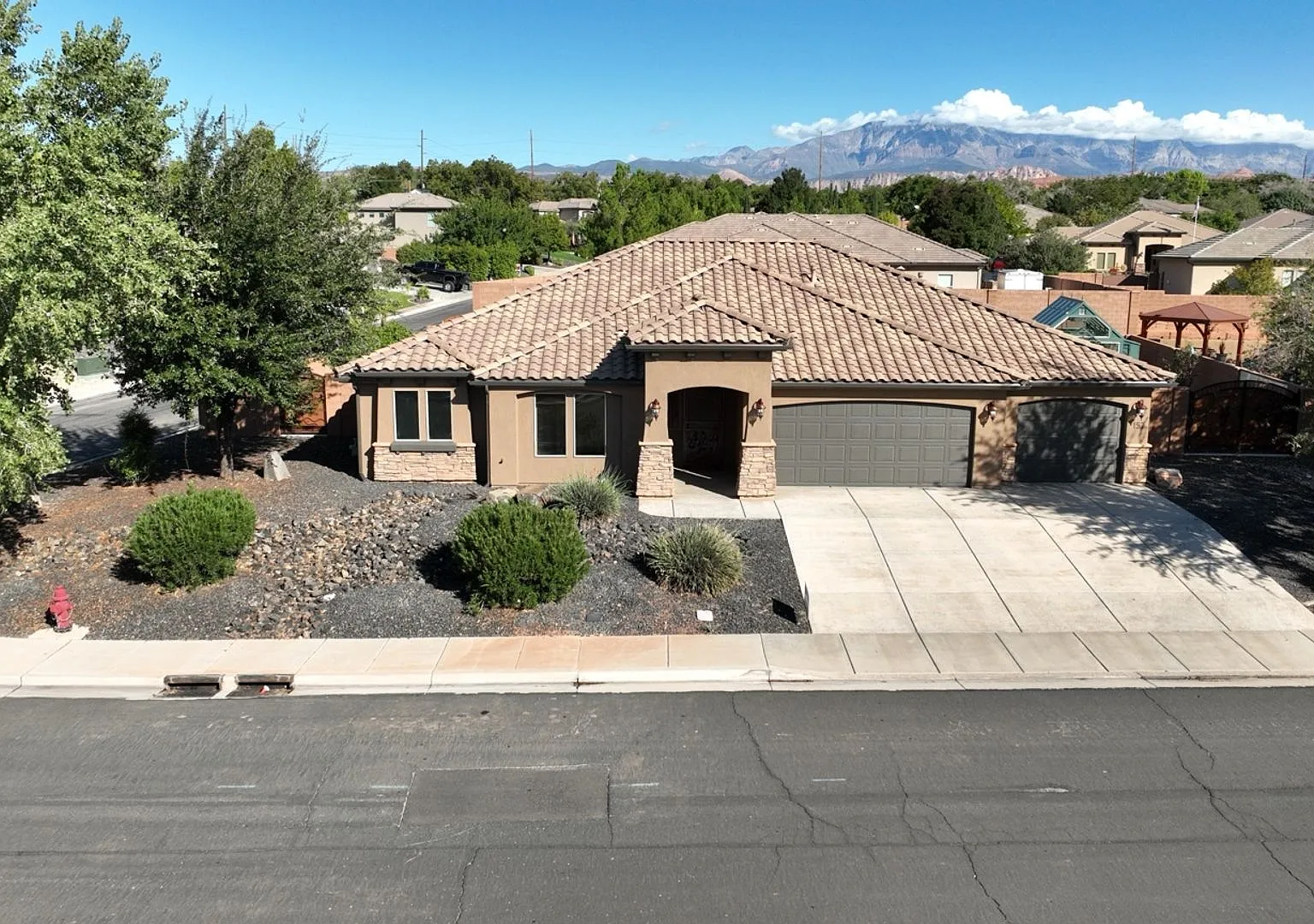 4 bed house rent! Dog friendly! — Photo 1