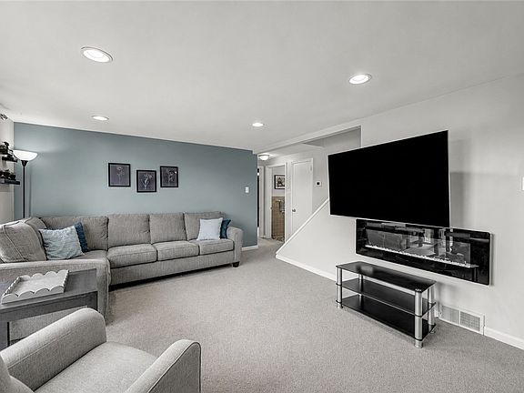4th image of 402 Baker Dr