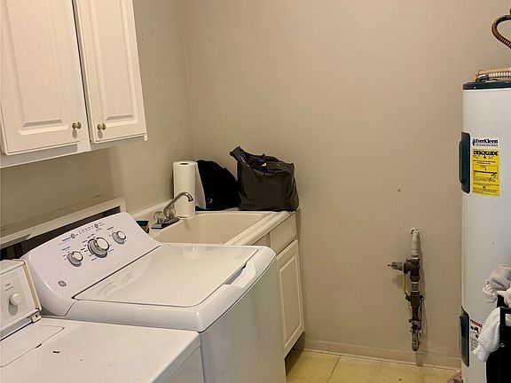 4th image of 939 N Baker