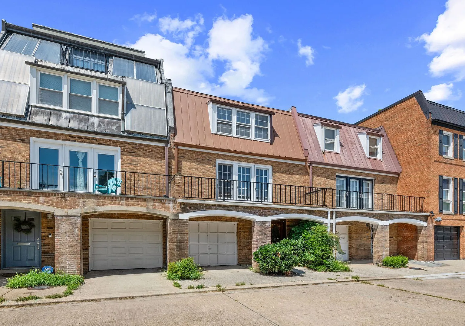 Renovated 3-Level Luxury Townhome with Private Garage Near The Wharf — Photo 2