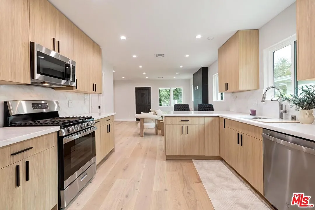 2 bed, 2.0 bath, 1116 sqft, $8,250 — Photo 4