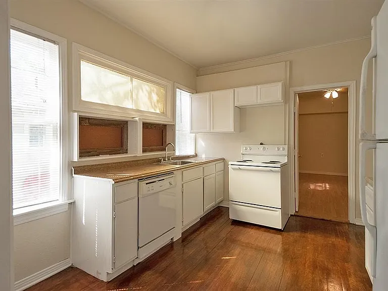 5405 Worth St — Photo 8