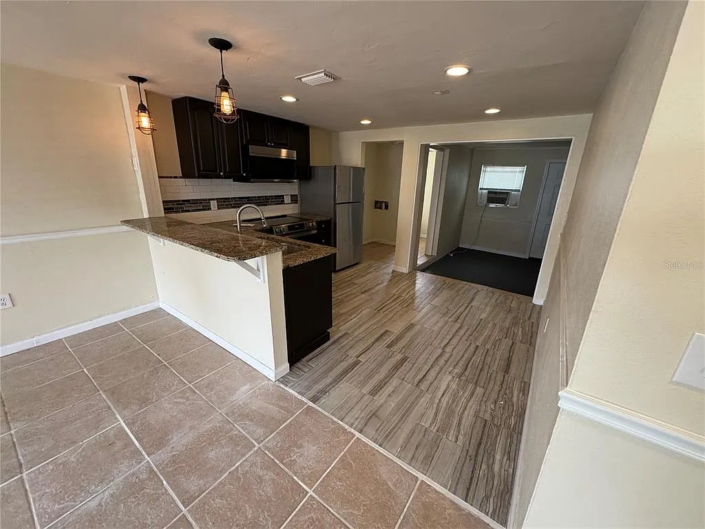 2 bed, 1.5 bath, 983 sqft, $1,350 — Photo 3