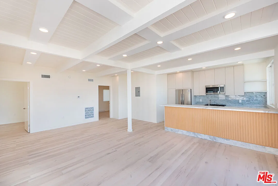 2 bed, 2.0 bath, 876 sqft, $8,500 — Photo 3