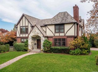 6 Chester Dr, Manhasset, NY 11030