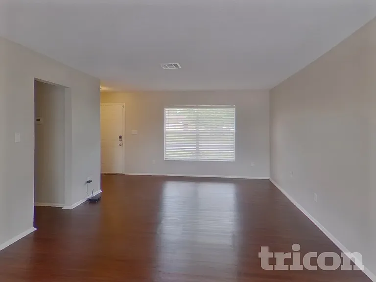 125 Hidden Lake Dr — Photo 2