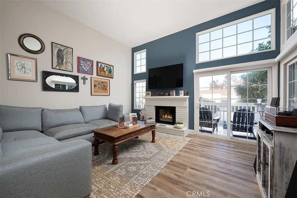 2 bed, 2.5 bath, 1582 sqft, $5,850 — Photo 3