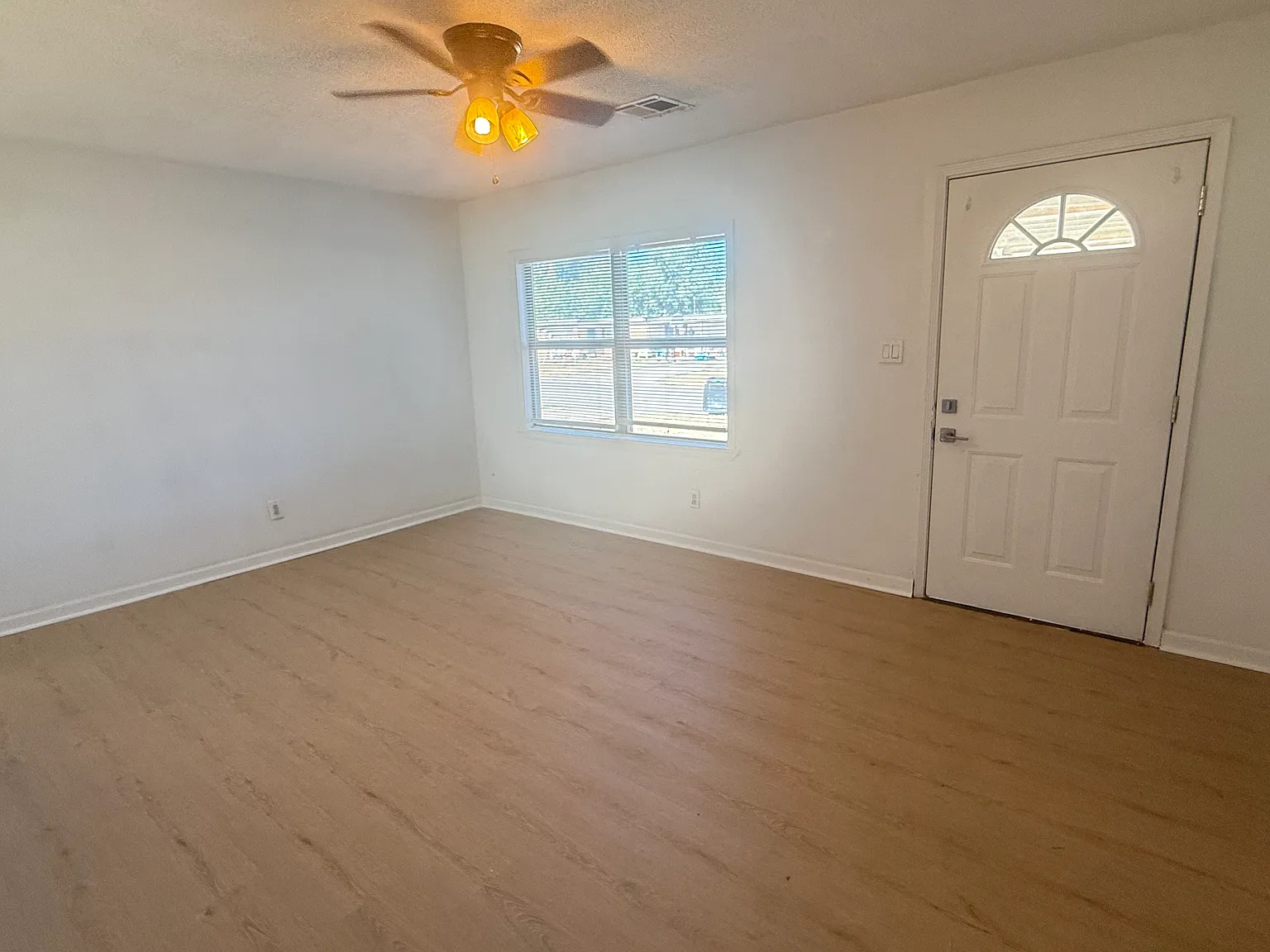 3 bed, 1000 sqft, $1,400 — Photo 3
