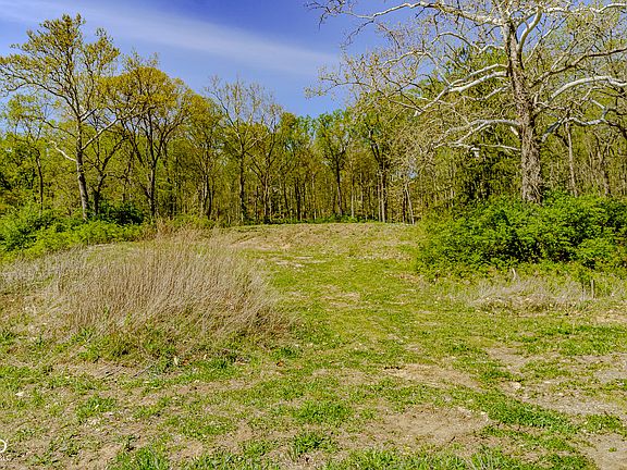 4th image of 1868 N River Rd