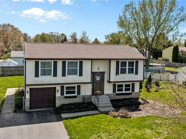 6612 Royal Pkwy N, Lockport, NY 14094