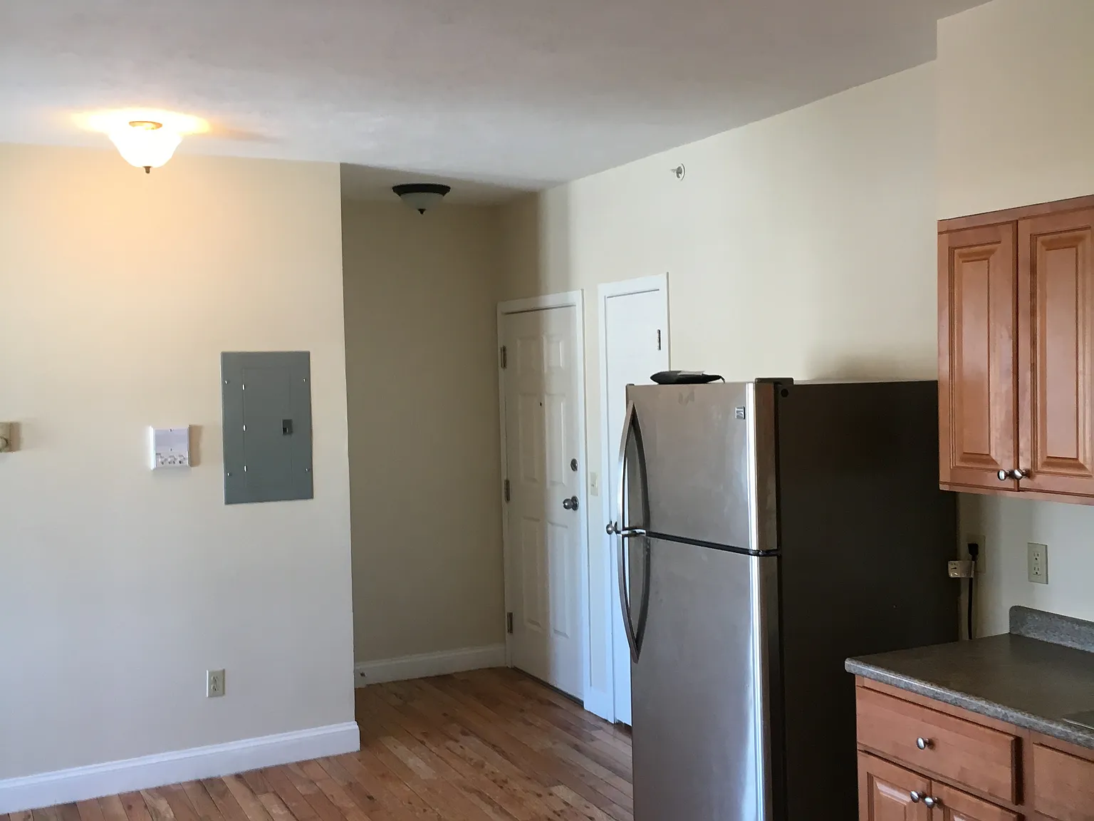 3 bed, 1000 sqft, $2,500 — Photo 3