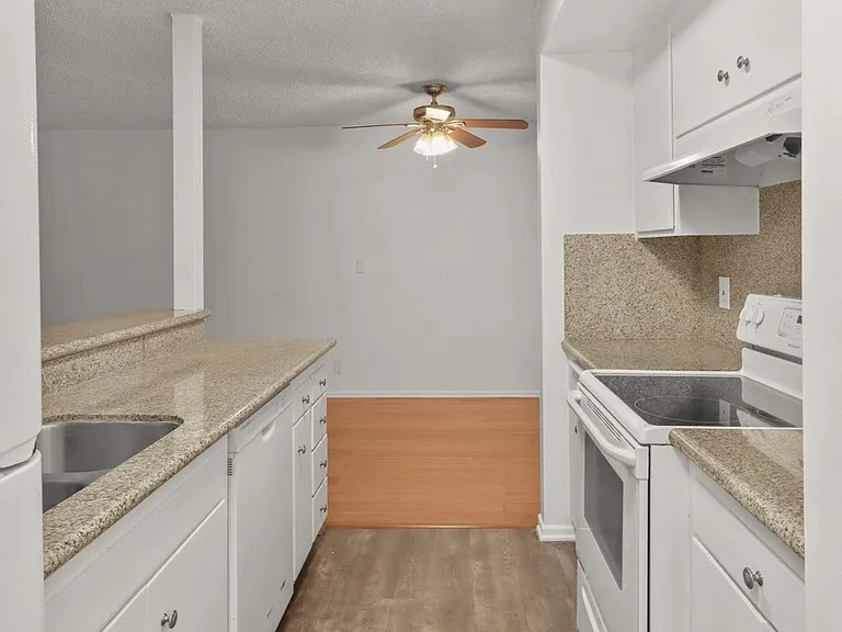 11946 Montana Ave #103 — Photo 5