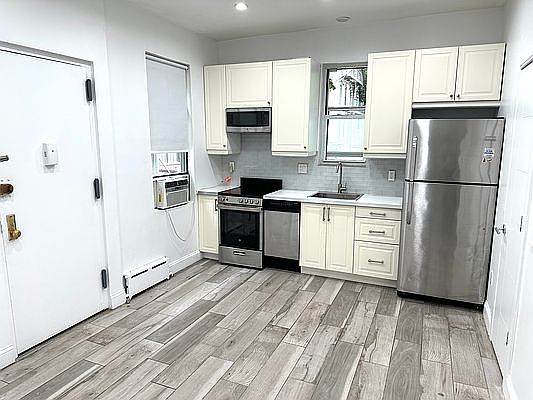 2nd image of 320 E 6th St #Rh