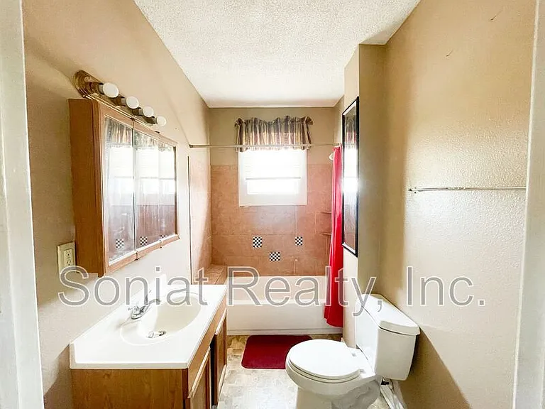 1941 Independence St — Photo 5