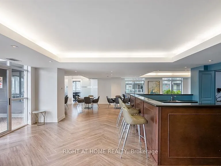 140 Simcoe St #1221 — Photo 13