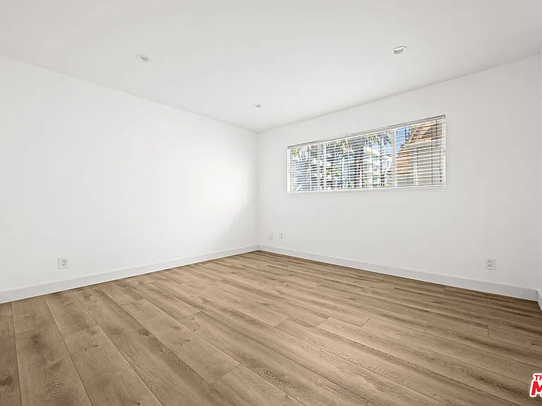 136 S Palm Dr #201 — Photo 8