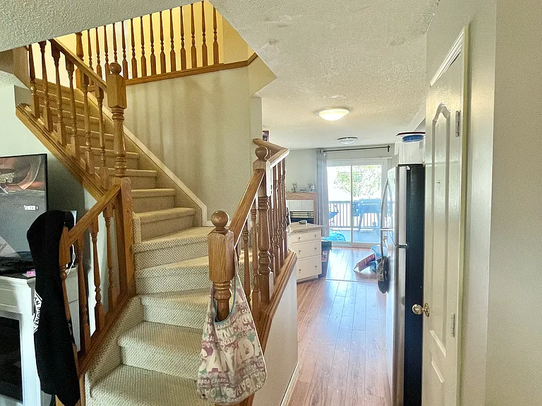 1033 Youville Dr W — Photo 13