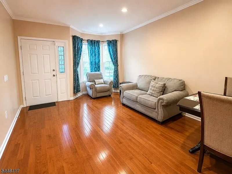 3 bed, 2.5 bath, 1930 sqft, $4,150 — Photo 3