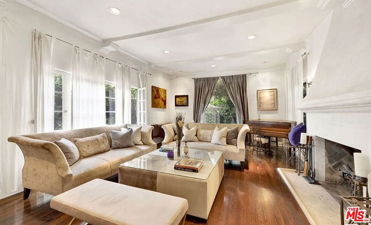 3 bed, 3.0 bath, 2242 sqft, $9,500 — Photo 3