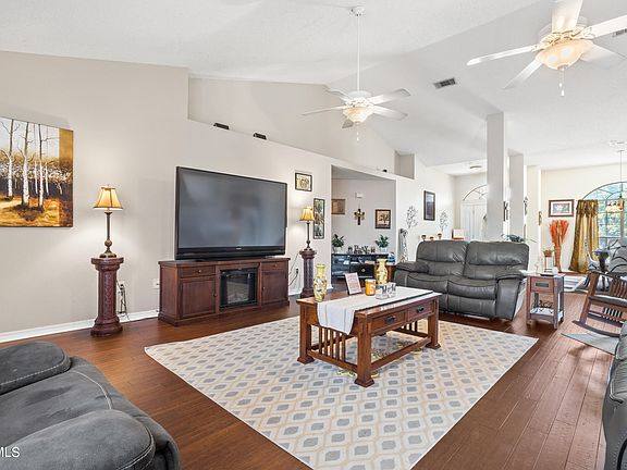 5th image of 17251 Excalibur Cir