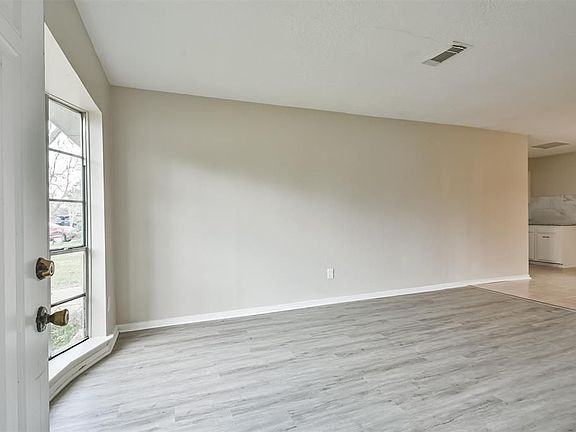 3rd image of 509 Kingsbury Ln