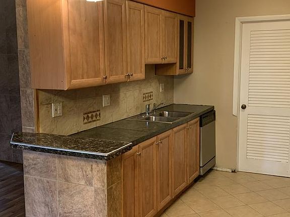 5th image of 1327 Kingsbury Dr Unit 2