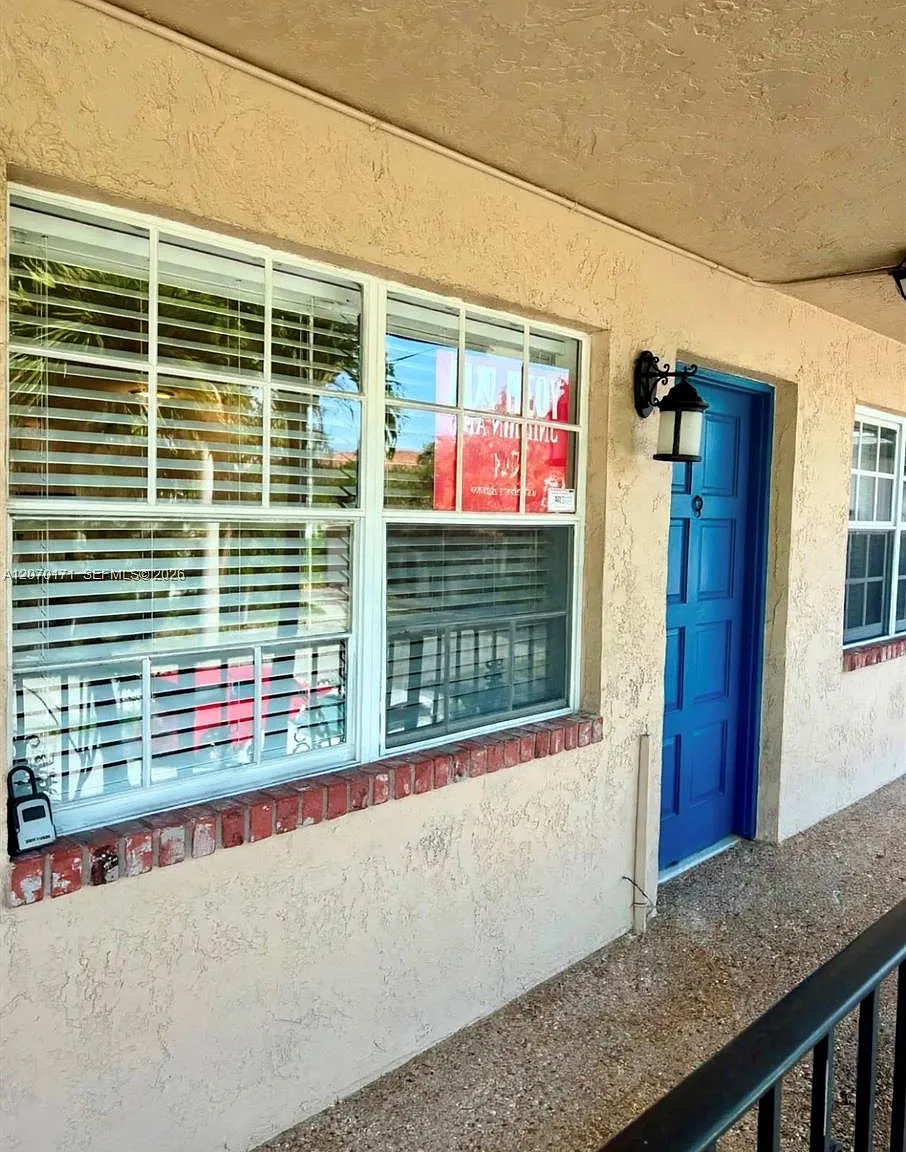 Capri West Condo — Photo 2