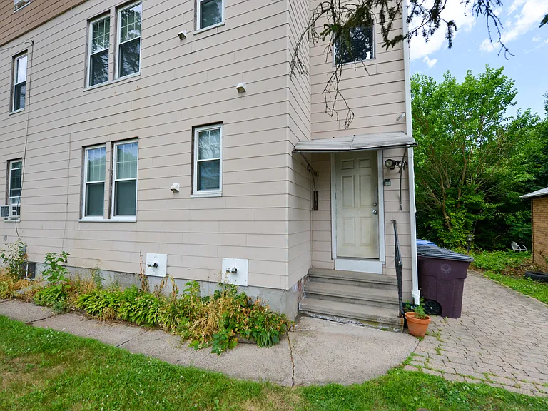 390 Clinton St — Photo 4