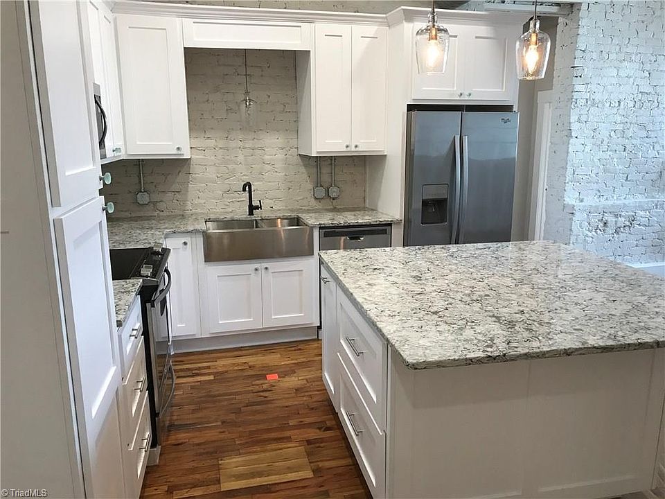 1st image of 225 W Oak St