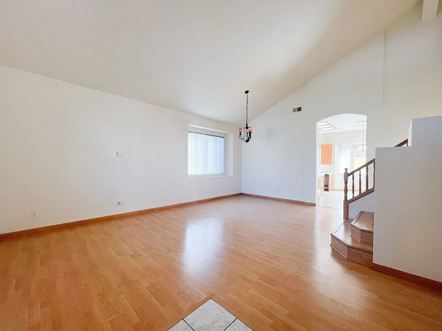 Spacious 5 Bed, 3 Bath Home on Cul-de-sac Lot — Photo 4